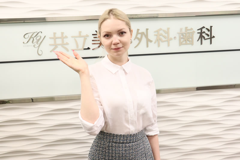 掌の多汗症治療で共立美容外科を勧める女性