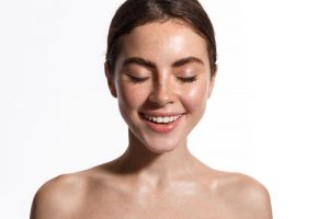 目を閉じて笑っている女性