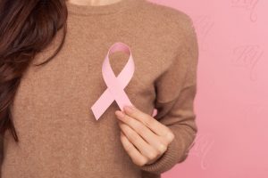 胸に悩みがある女性