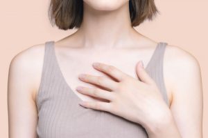 胸に悩みのある女性