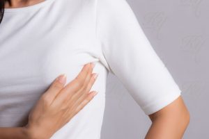 胸に悩みのある女性