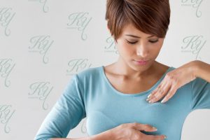 胸に悩みを抱えている女性