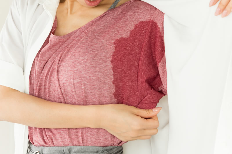 脇汗を気にする女性
