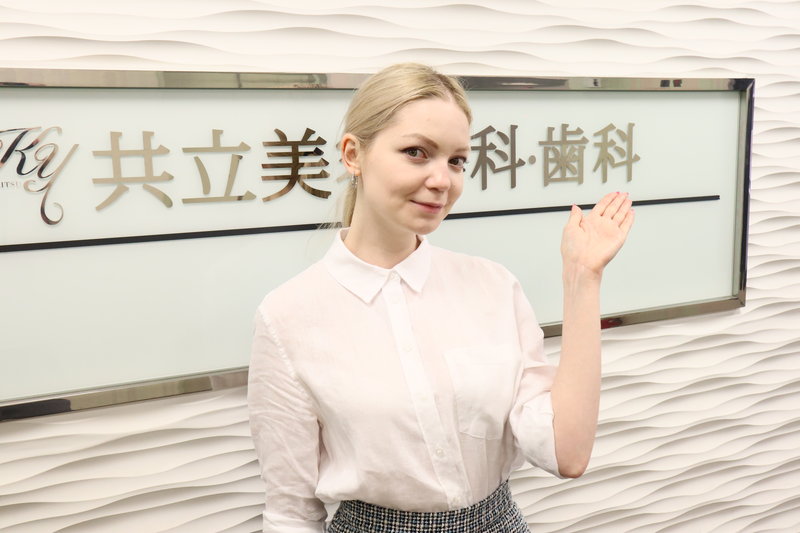 共立美容外科で行っている豊胸術を説明する女性