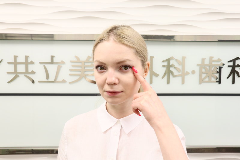 離れ目を説明する女性
