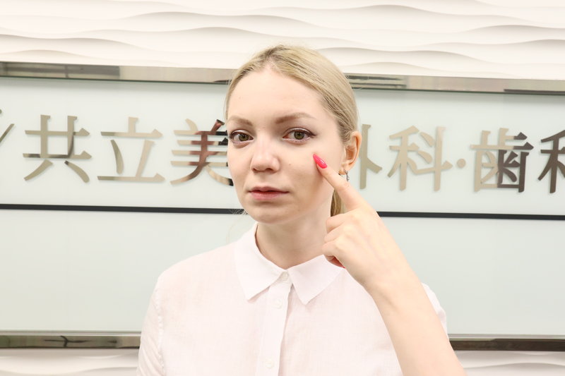 顔が歪む主な原因を説明する看護師
