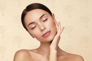 顔にハリがある女性