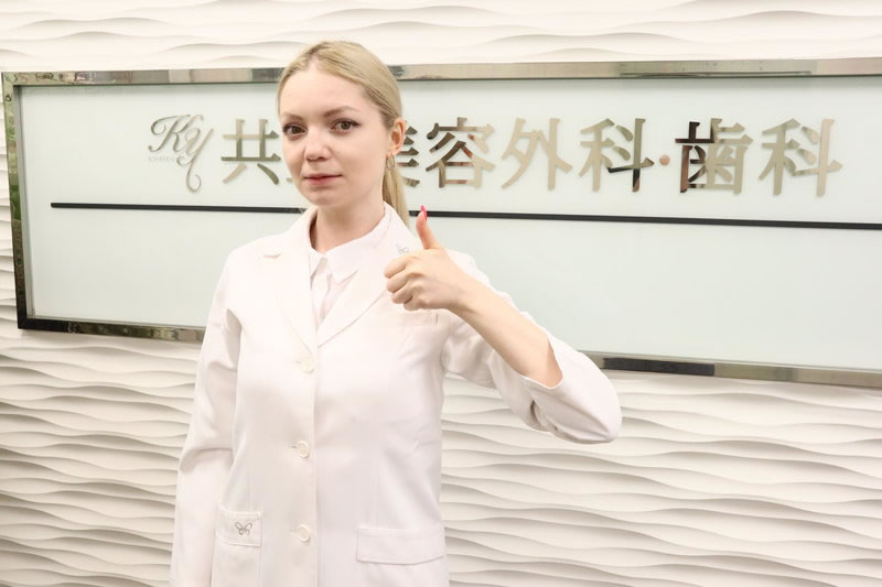 共立美容外科のボトックス注射の特長を説明する看護師