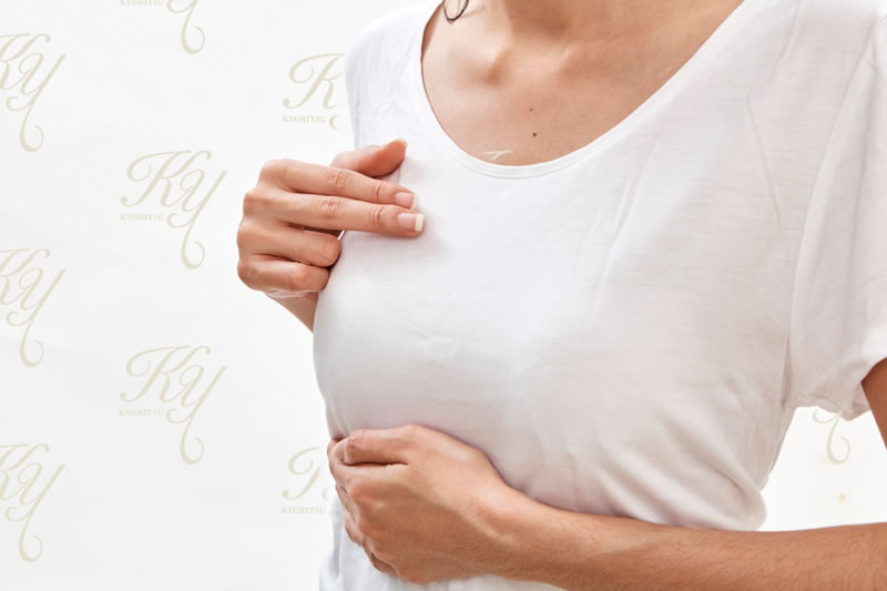 豊胸で肉割れが起きる?対処方法は?