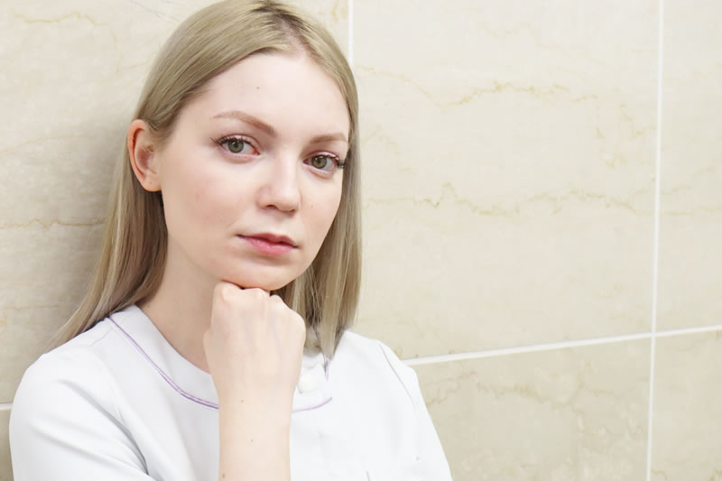 自分では歯周病を治すことができない理由を説明している女性