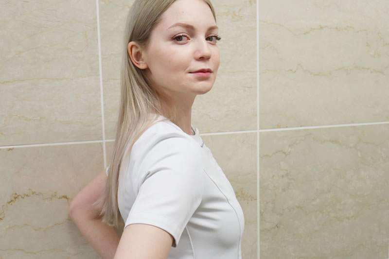 陥没乳頭の特徴を解説している看護師