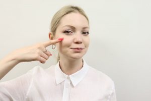 コラーゲンの摂取方法を説明する女性