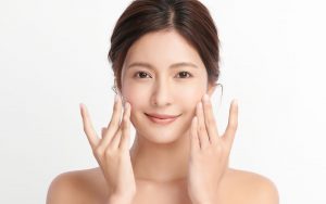 ゴルゴラインを強調する女性