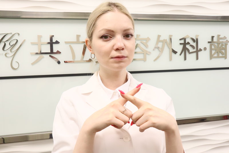 プロペシアの注意点を説明する女医