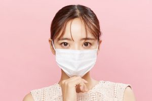 マスクをしている女性