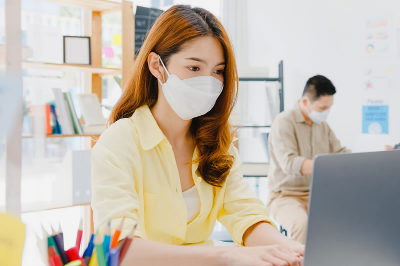 マスクをして仕事をしている女性