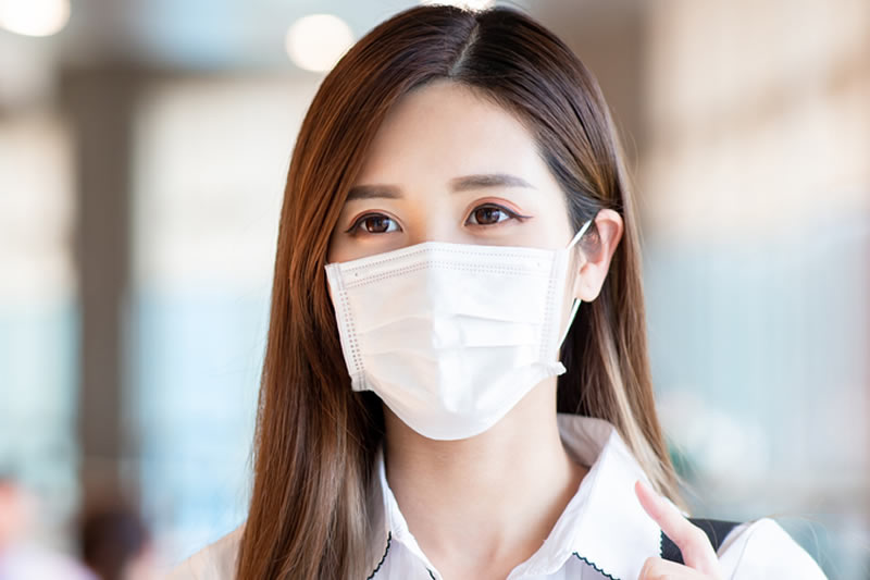 マスクをして街中を歩く女性