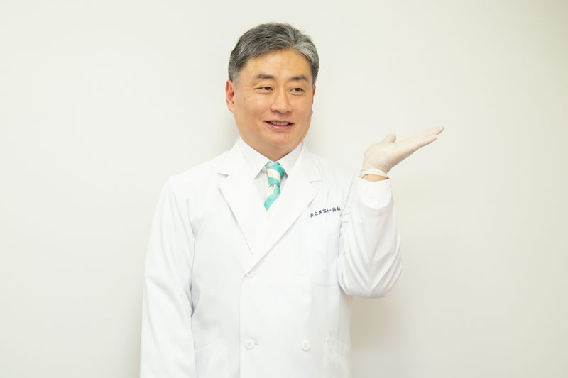 ミラドライの施術を受けるクリニックの選び方を案内している看護師