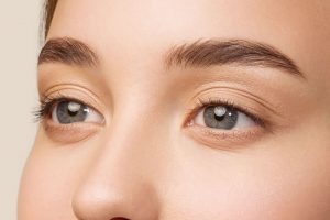 二重が綺麗な女性