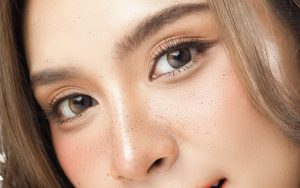 二重が綺麗な女性