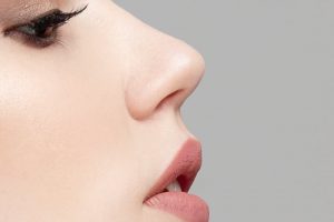 人中が短い女性