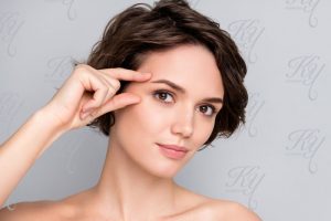 目が綺麗な女性