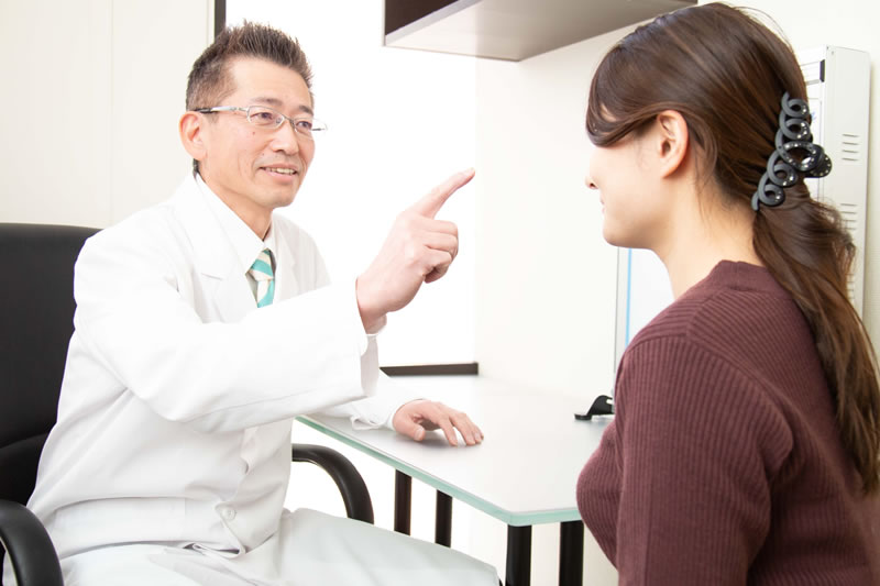 目頭切開の手術方法を説明している医師と患者