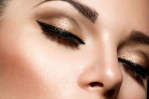 眉のアートメイクをしている女性