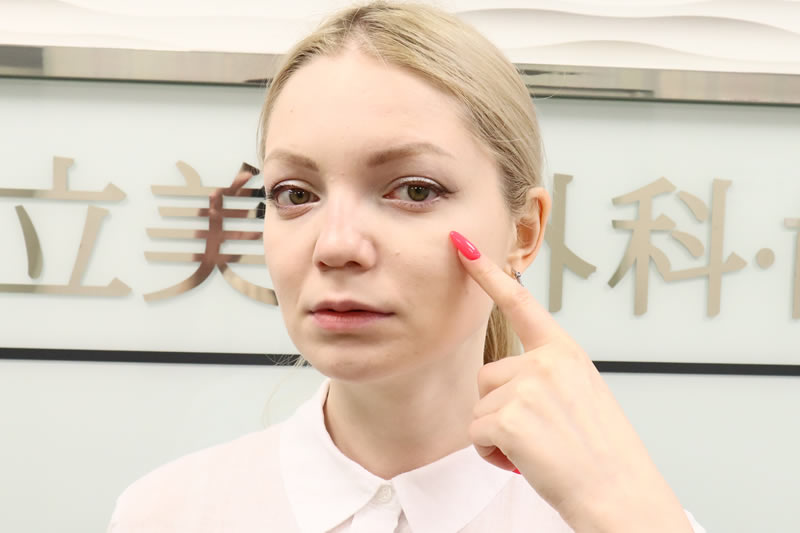 肌を触る女性