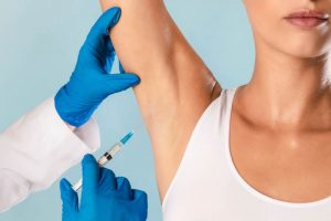 脇にボトックスを注射しているところ