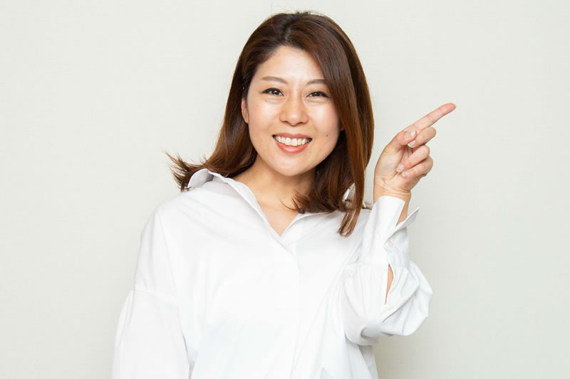 自毛植毛を説明する女性