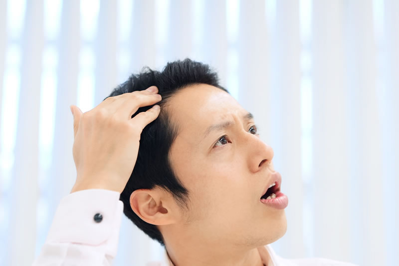 薄毛を気にする男性