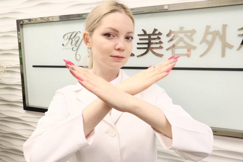 ダーマペンのトラブルを説明する女性