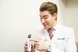 ダーマペンを説明する医師
