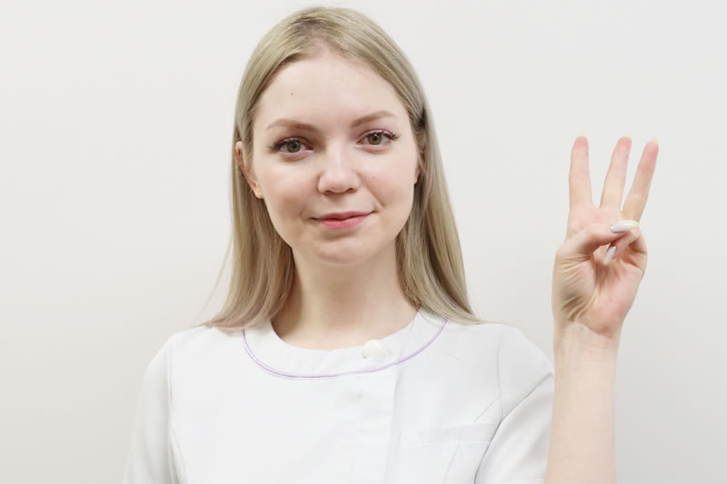 バストアップのためにできる3つの事を案内している看護師