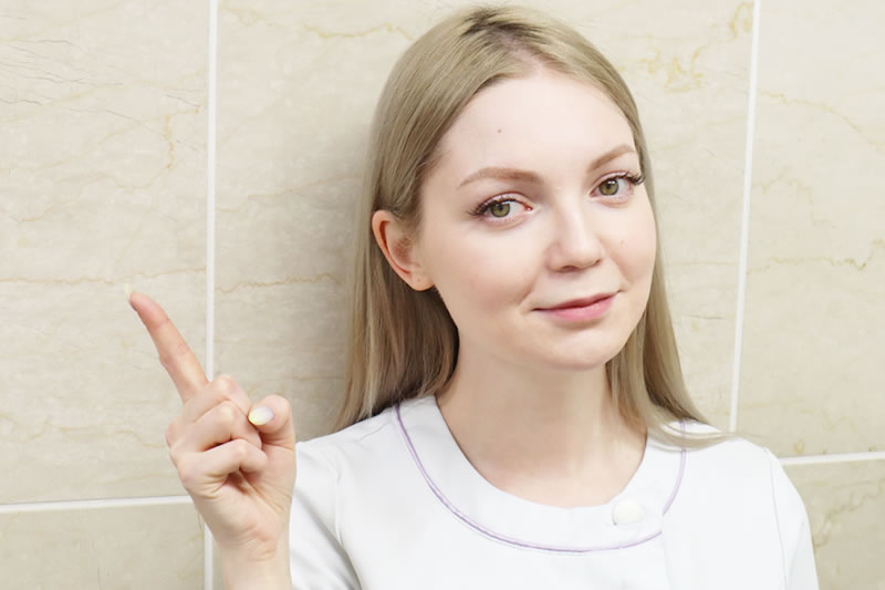 鼻プチを使用する際の注意点を説明する看護師