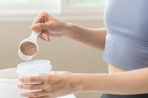プロテインを飲む女性