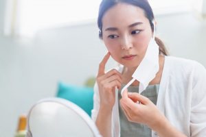 マスクで肌荒れが気になる女性