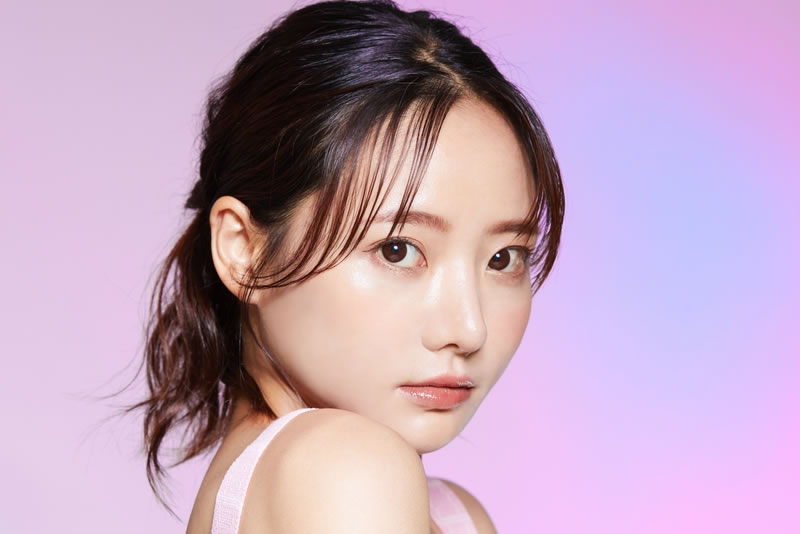 二重が綺麗な日本人の女性