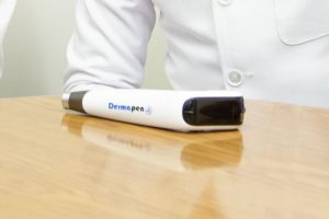 机の上に置いてあるダーマペン