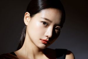 目がキリっとしている女性