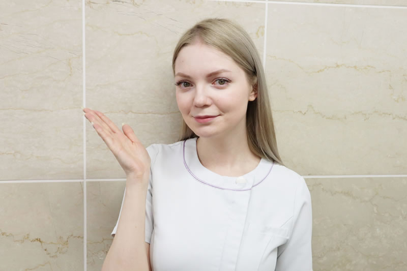 顎の梅干しジワを改善する美容整形を案内している看護師