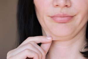 顔のたるみが気になる女性