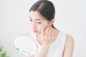 顔のたるみが気になる女性