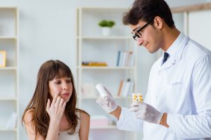ニキビ治療の説明をする医師