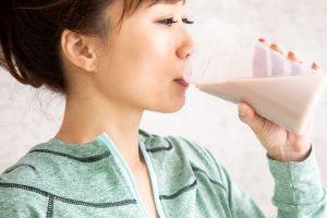 プロテインを飲む女性