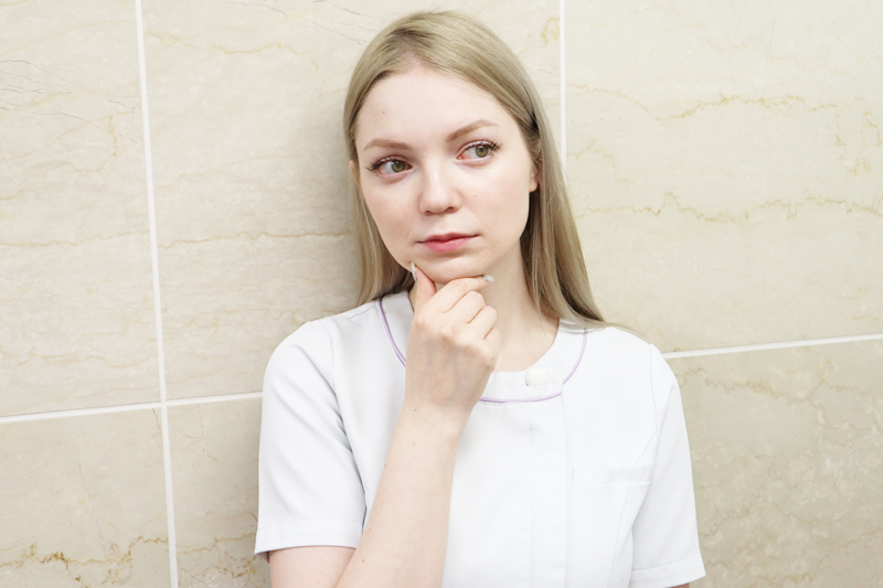 ヨーロッパの美容整形の歴史を解説している看護師