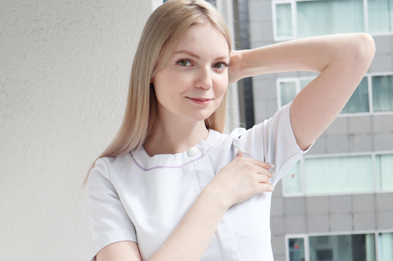 汗が臭い女性の特徴と臭くなる原因を説明する看護師