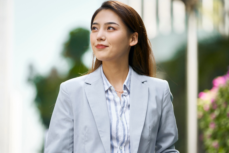 就職活動している中国の女性