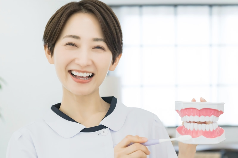 快適な歯列矯正を案内している歯科医師